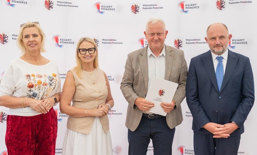 Zdjęcie z wręczenia umów
