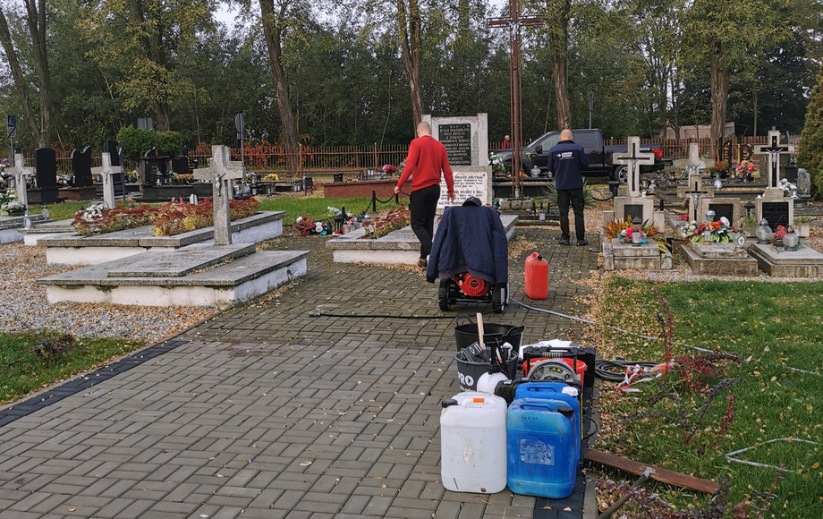 Renowacja nagrobków wojennych w Nowej Wsi Wielkiej